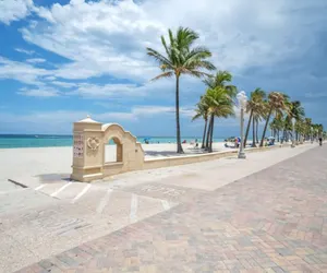 Photo 2 - Beach Escape Corner Apartment
