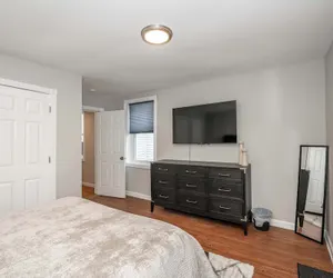 Photo 5 - The Covington Cottage Modern 2 BDR Charmer