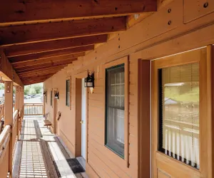 Photo 4 - Chico Hot Springs Resort & Day Spa