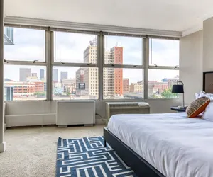 Photo 5 - TWO 800 Tower Cozysuites w sky Pool Lounge 7flr