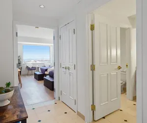 Photo 5 - Beachfront Double Queen Cozysuites 44