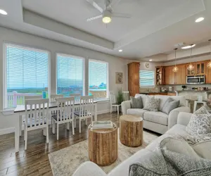 Photo 5 - Coral Reef by Avantstay Beach Boardwalk, Pool