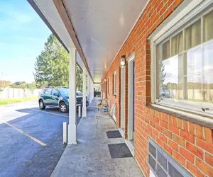 Photo 3 - Hotel O Relax Inn Lewisburg near I-64