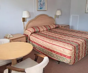 Photo 4 - Hotel O Relax Inn Lewisburg near I-64