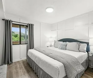 Photo 3 - NEW Renovated Fabulous 2 bed 2 Bath Pool View