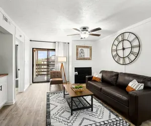 Photo 2 - NEW Renovated Fabulous 2 bed 2 Bath Pool View