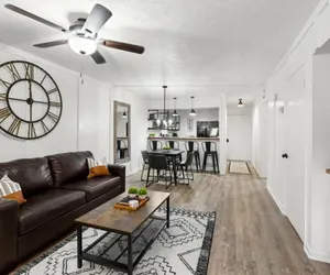 Photo 4 - NEW Renovated Fabulous 2 bed 2 Bath Pool View