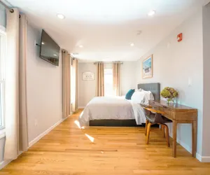 Photo 4 - Hampton Bays Hotel on Main