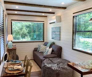 Photo 3 - The Shoreline Container Tiny Home 12 min to Magnolia Baylor