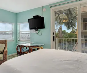 Photo 2 - The Seashell Suite w Private Balcony Walk 2 Beach