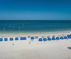 Photo 4 - The Seashell Suite w Private Balcony Walk 2 Beach