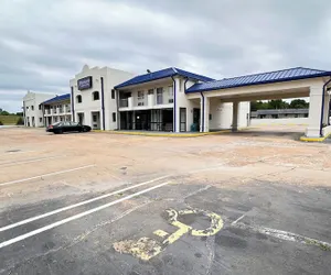 Photo 2 - Dreamland Inn and Suites