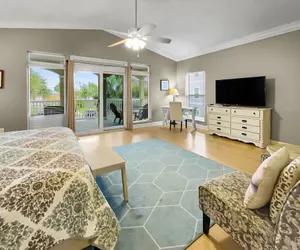 Photo 2 - Royal Palms Retreat 3 Bedroom Home by RedAwning