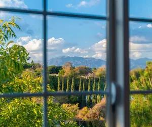Photo 5 - Stunning LA Luxury Retreat Ideal for Work or Play