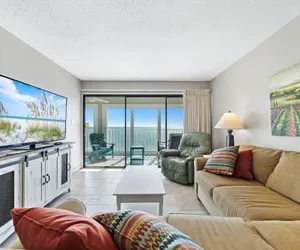 Photo 4 - Edgewater 82- Floor to Ceiling Glass Doors