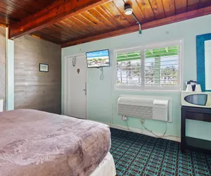 Photo 4 - Oceanfront Inn II