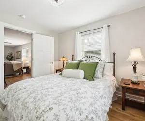Photo 5 - Tranquil Cozy 3br Home With Deck & Bbq 3 Bedroom Home by RedAwning