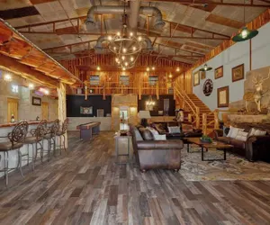 Photo 2 - Oakridge Ranch: Pool + Hot-tub, Pickleball Court, Whiskey & Wine Room