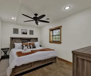 Photo 5 - Oakridge Ranch: Pool + Hot-tub, Pickleball Court, Whiskey & Wine Room