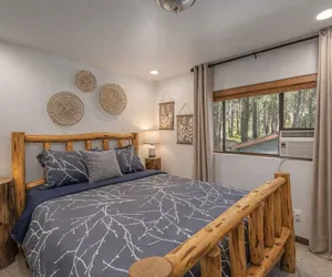 Photo 5 - Alpine Getaway 2 Bedroom Home by RedAwning