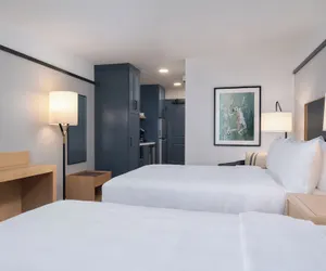 Photo 5 - Denizen Hotel