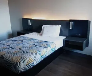 Photo 3 - Hotel 465 by Regency Inn & Suites