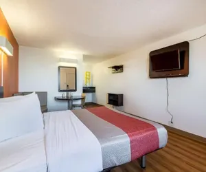 Photo 5 - Hotel 465 by Regency Inn & Suites