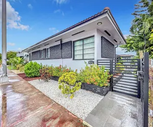 Photo 2 - Los Patios Home Suites