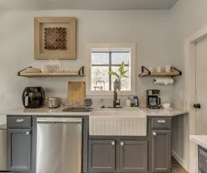 Photo 4 - 2BR Stylish Retreat in Midtown