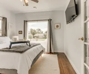 Photo 2 - 2BR Stylish Retreat in Midtown