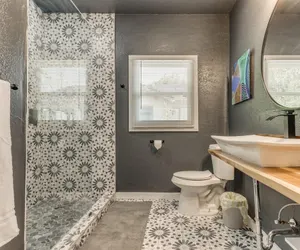 Photo 5 - 2BR Stylish Retreat in Midtown