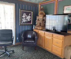 Photo 2 - Superior Victorian Inn