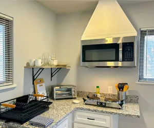 Photo 2 - Vintage Gem in Prime Location Cozy 1BR Oasis