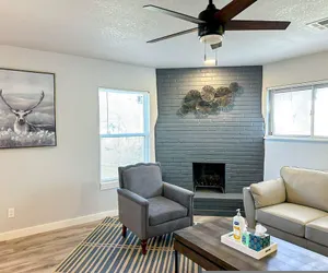 Photo 5 - Vintage Gem in Prime Location Cozy 1BR Oasis