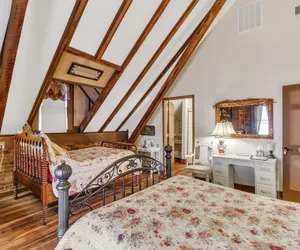 Photo 5 - Dickinson Room by Main Street Bed & Breakfast