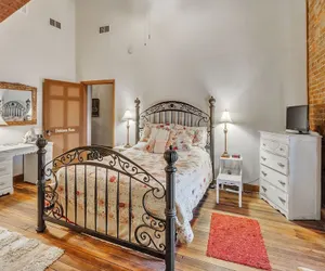 Photo 3 - Dickinson Room by Main Street Bed & Breakfast