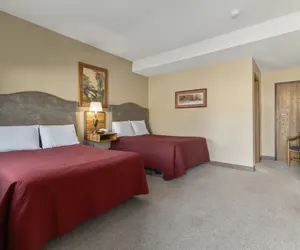 Photo 4 - Commander Motel