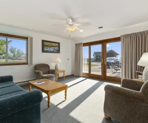 Photo 4 - Pelican Lakes Motel