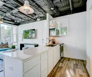 Photo 2 - 6BR Near OU Campus I Great for Big Groups 1010