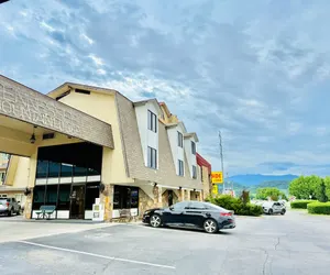 Photo 2 - Tennessee Mountain Lodge Riverside by OYO