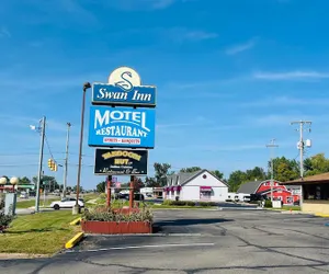 Photo 2 - Capital O Swan Inn Comstock Park
