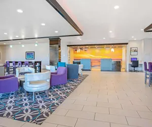 Photo 3 - La Quinta Inn & Suites by Wyndham Corpus Christi - Portland