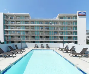 Photo 2 - Howard Johnson by Wyndham Virginia Beach At The Beach