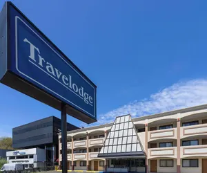 Photo 2 - Travelodge by Wyndham Manhasset