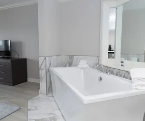 Photo 4 - The Geneva Inn