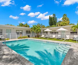 Photo 5 - Deluxe King Condo Updated Suite by the Beach!