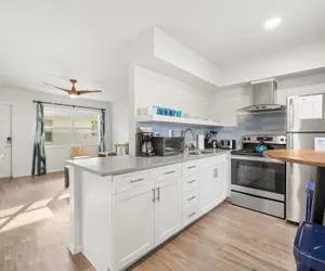 Photo 2 - Deluxe King Condo Updated Suite by the Beach!