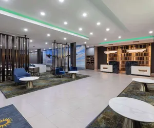 Photo 3 - La Quinta Inn & Suites By Wyndham San Antonio At The Rim