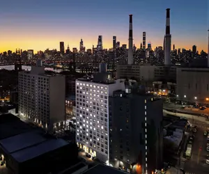 Photo 2 - DoubleTree by Hilton Long Island City, NY