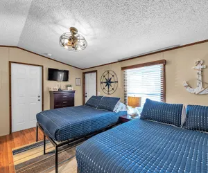 Photo 2 - Nautical Nest - 1 Bedroom Hotel Room by The Lodges at Fossil Creek